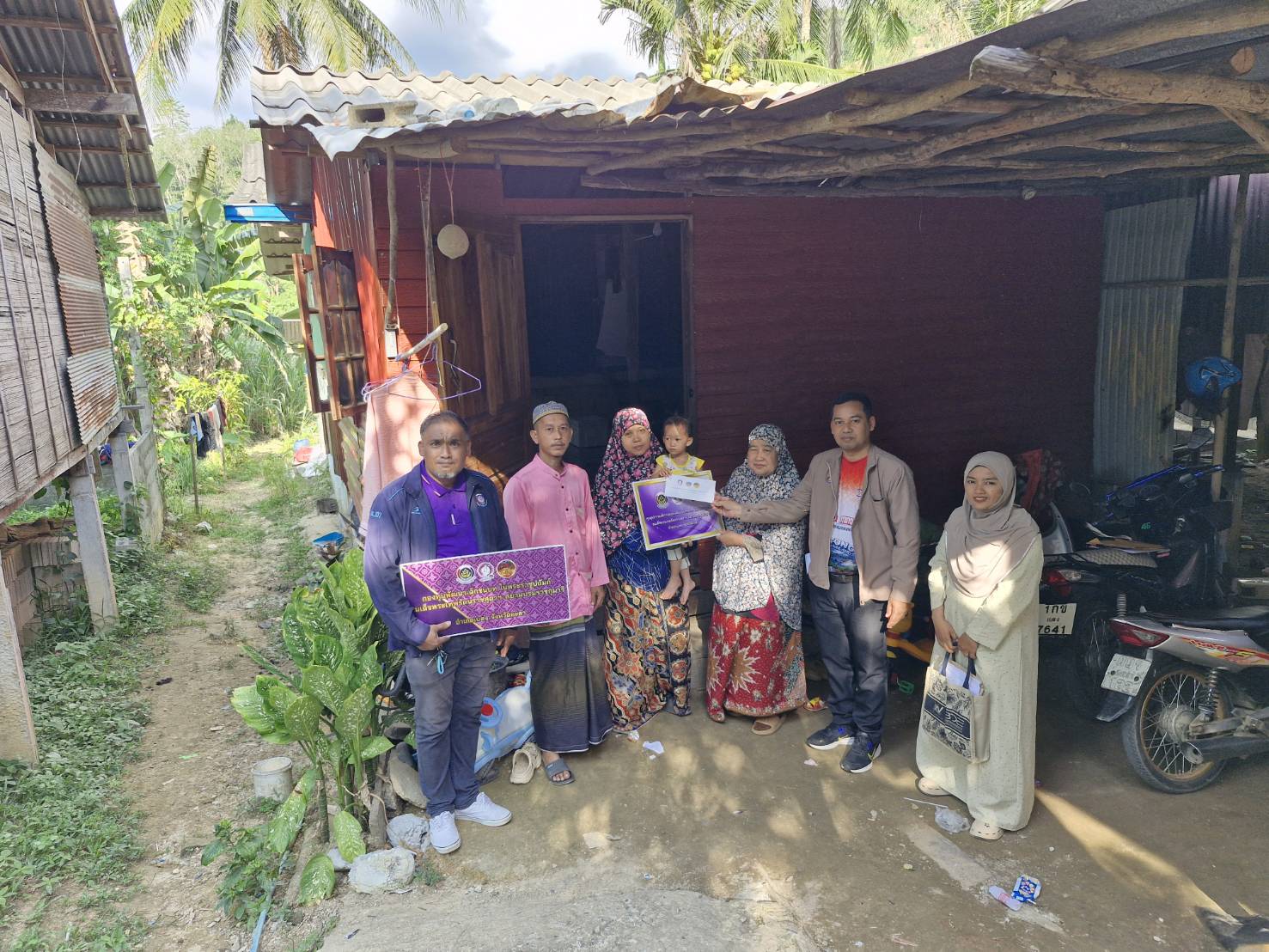 พช.เบตง  ลงพื้นที่ดำเนินการมอบทุนอุปการะเด็กจากกองทุนพัฒนาเด็กชนบท ในพระราชูปถัมภ์สมเด็จพระเทพรัตนราชสุดา ฯ สยามบรมราชกุมารี